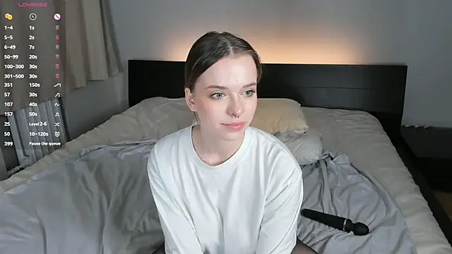 Snapshot of MonaClive chatting on February 8, 2025, 12:50 pm MonaClive online show from February 8, 2025, 12:50 pm