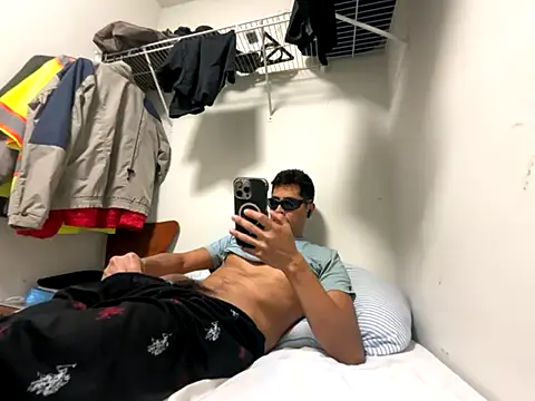 PerroDemonioHot online show from October 12, 2025, 2:43 am