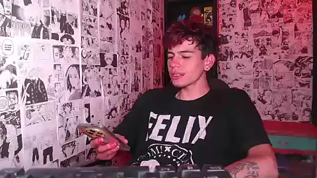 Snapshot of Mickey_Magic chatting on October 6, 2025, 4:43 am Mickey Magic online show from October 6, 2025, 4:43 am