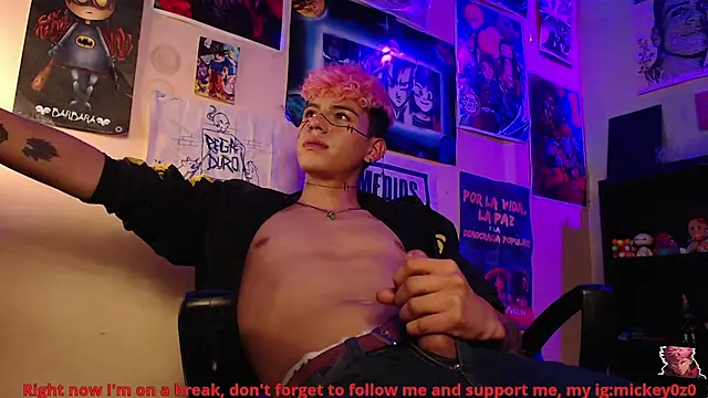 Snapshot of Mickey_Magic chatting on November 18, 2025, 2:43 pm Mickey Magic online show from November 18, 2025, 2:43 pm