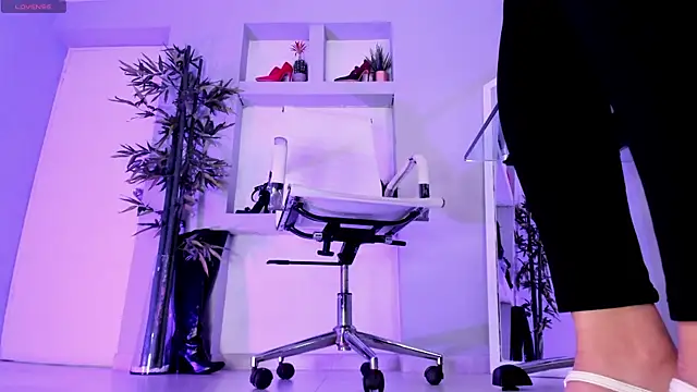 hannah howeell   online show from January 22, 2025, 12:17 pm