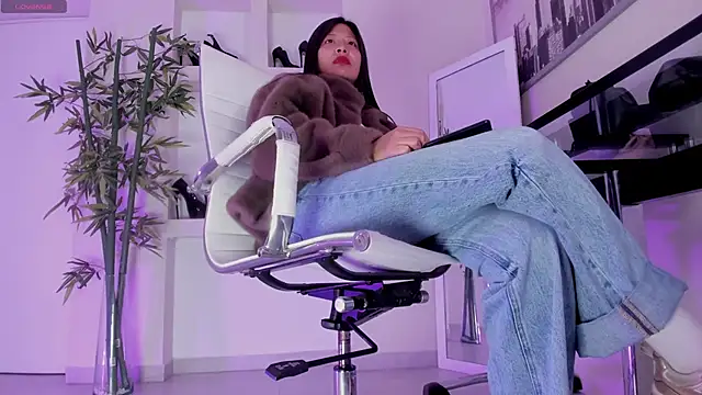 hannah howeell   online show from March 26, 2026, 9:48 am