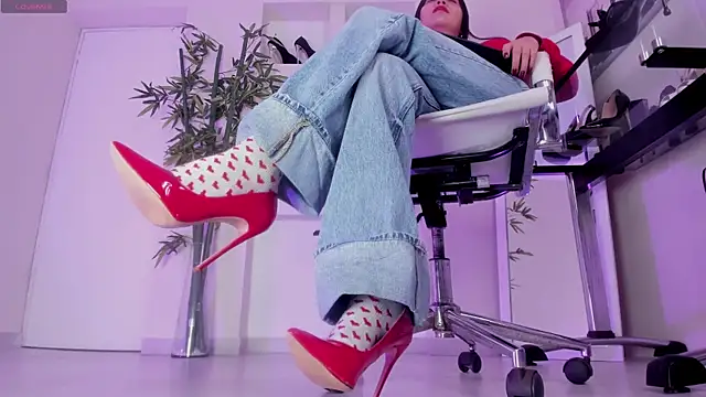 hannah howeell   online show from April 21, 2026, 9:59 am