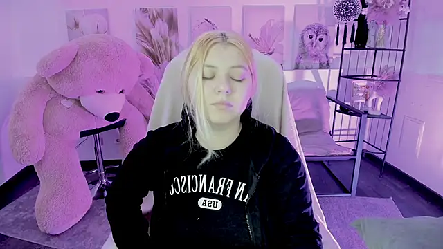 DiaAngell online show from November 25, 2025, 8:42 pm