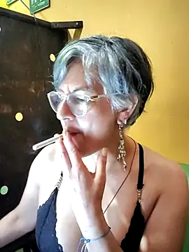 Snapshot of ilonna2025 chatting on June 9, 2026, 10:43 pm ilonna2025 online show from June 9, 2026, 10:43 pm