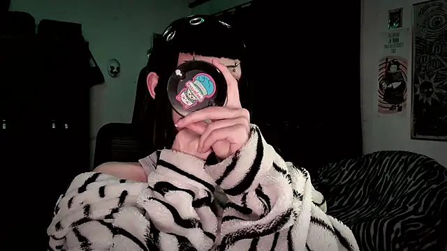 Snapshot of roxy_toxic chatting on February 12, 2026, 12:49 am roxy toxic online show from February 12, 2026, 12:49 am