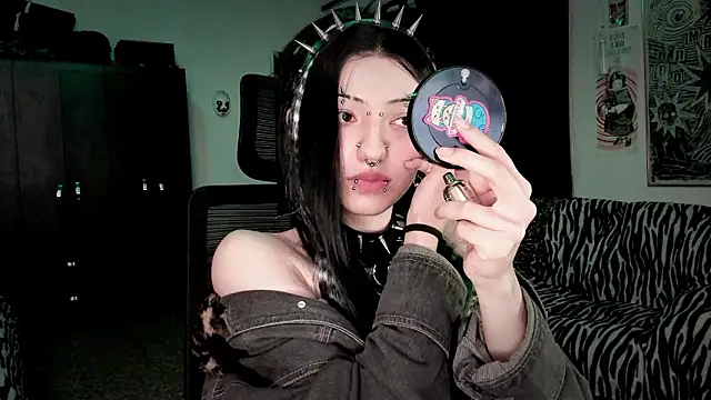 Snapshot of roxy_toxic chatting on February 25, 2026, 12:42 am roxy toxic online show from February 25, 2026, 12:42 am