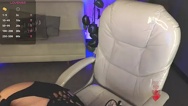 Nicole Foxx  online show from March 3, 2026, 7:20 pm