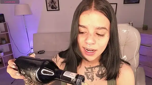 Nicole Foxx  online show from April 2, 2026, 5:32 pm