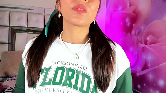 Snapshot of emili_clark chatting on October 17, 2025, 4:37 am emili clark online show from October 17, 2025, 4:37 am