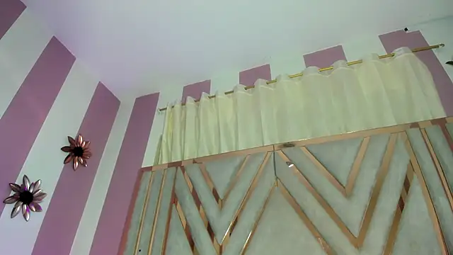 Snapshot of emili_clark chatting on November 29, 2025, 4:32 pm emili clark online show from November 29, 2025, 4:32 pm