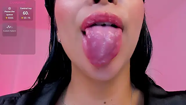 sophierooy22 online show from November 18, 2025, 5:17 pm