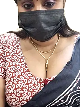 Queenflowerr online show from February 18, 2025, 3:32 pm