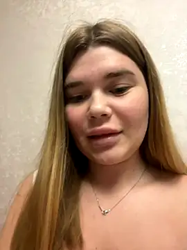 Snapshot of ella_zzz chatting on October 15, 2025, 10:43 pm ella zzz online show from October 15, 2025, 10:43 pm