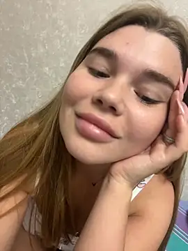 Snapshot of ella_zzz chatting on October 22, 2025, 10:31 pm ella zzz online show from October 22, 2025, 10:31 pm