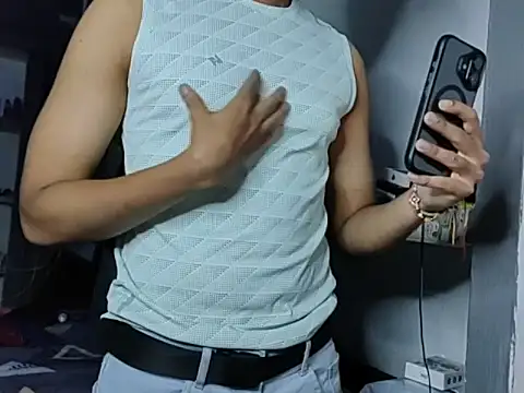 Snapshot of fit_boyxx chatting on November 6, 2025, 8:10 pm fit boyxx online show from November 6, 2025, 8:10 pm