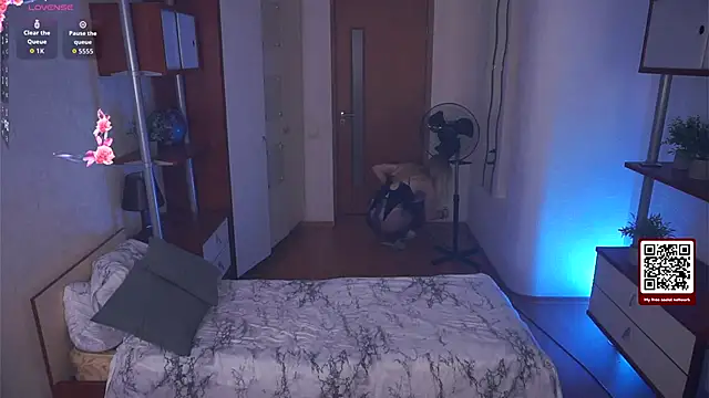 LynetHakes online show from October 5, 2025, 4:33 am