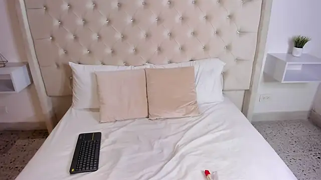 Snapshot of bella_bloomg chatting on February 21, 2025, 10:48 pm bella bloomg online show from February 21, 2025, 10:48 pm