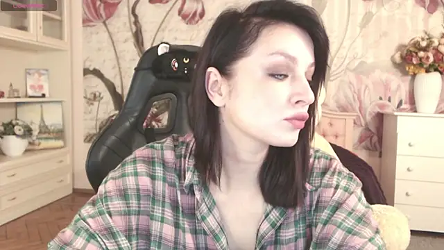 Snapshot of BritneyBarker chatting on October 13, 2025, 12:10 am BritneyBarker online show from October 13, 2025, 12:10 am