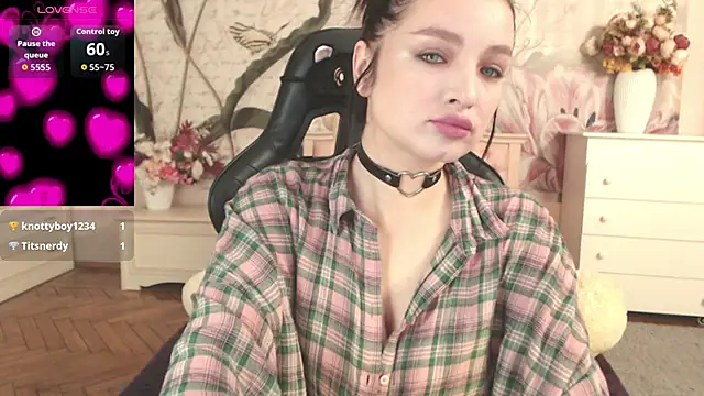 Snapshot of BritneyBarker chatting on October 18, 2025, 4:04 am BritneyBarker online show from October 18, 2025, 4:04 am