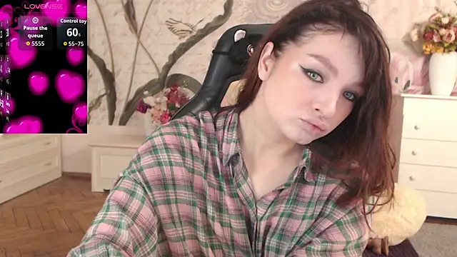 Snapshot of BritneyBarker chatting on October 31, 2025, 3:18 am BritneyBarker online show from October 31, 2025, 3:18 am