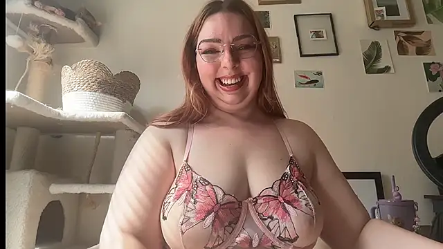 Snapshot of curvycate127 chatting on April 3, 2026, 8:29 pm curvycate127 online show from April 3, 2026, 8:29 pm