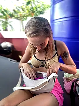 White Lu online show from October 5, 2025, 3:05 am