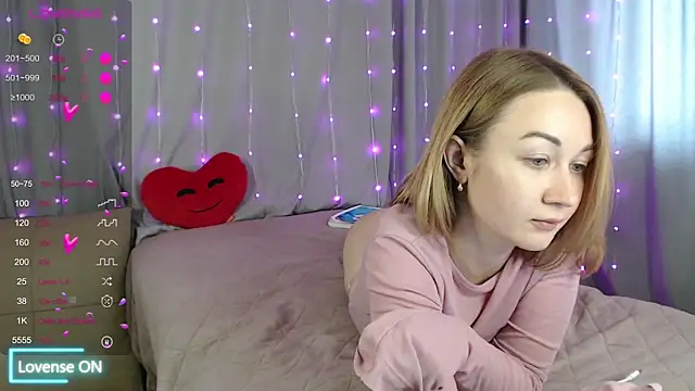 DaddysSluttyGirl2001 online show from April 23, 2026, 12:29 pm