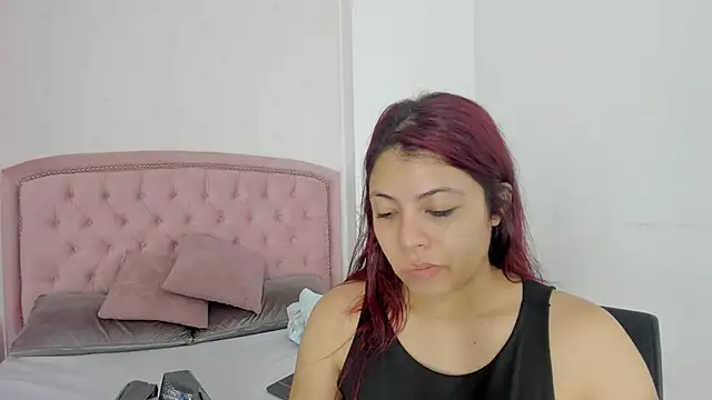 Kendall  Fox online show from October 7, 2025, 4:09 am