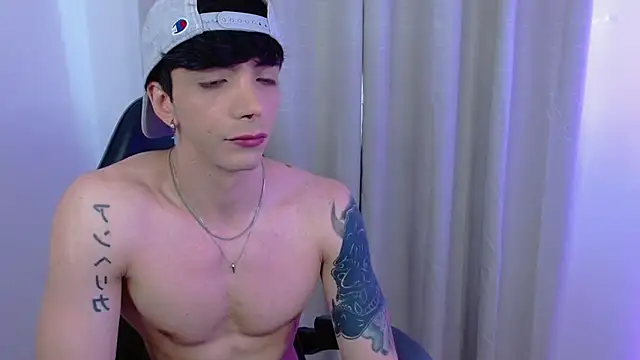 Snapshot of H3ll_B0I chatting on October 10, 2025, 12:37 pm H3ll B0I online show from October 10, 2025, 12:37 pm