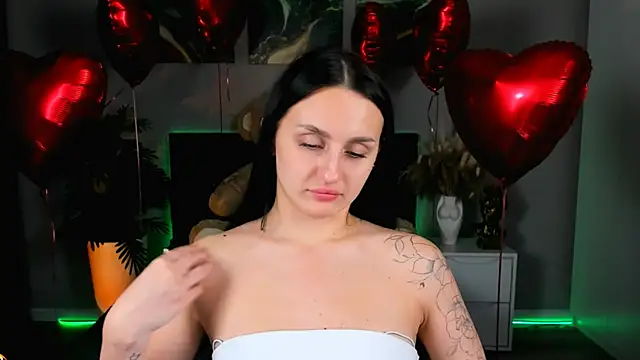 Snapshot of EmiliaBeynard chatting on February 17, 2025, 4:48 pm EmiliaBeynard online show from February 17, 2025, 4:48 pm