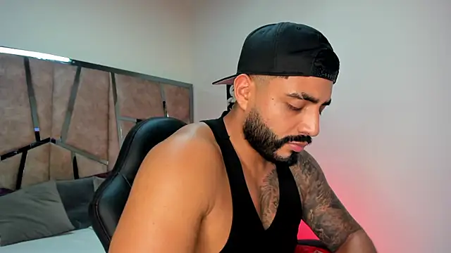 Snapshot of LeandroRusso chatting on February 23, 2025, 1:57 am LeandroRusso online show from February 23, 2025, 1:57 am