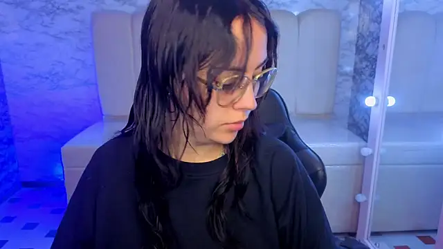 Hela v online show from April 13, 2026, 1:05 pm