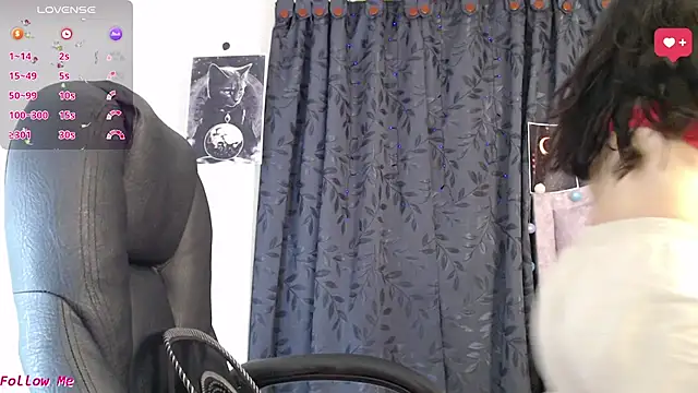 ellajonz online show from November 16, 2025, 12:05 am