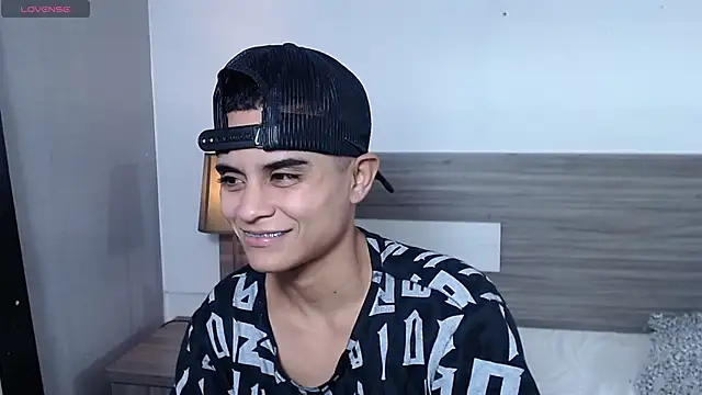 Liiamthompson online show from November 29, 2025, 9:45 am