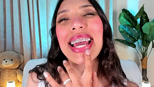 Snapshot of Miss_veronicaa2 chatting on February 23, 2026, 1:30 pm Miss veronicaa2 online show from February 23, 2026, 1:30 pm