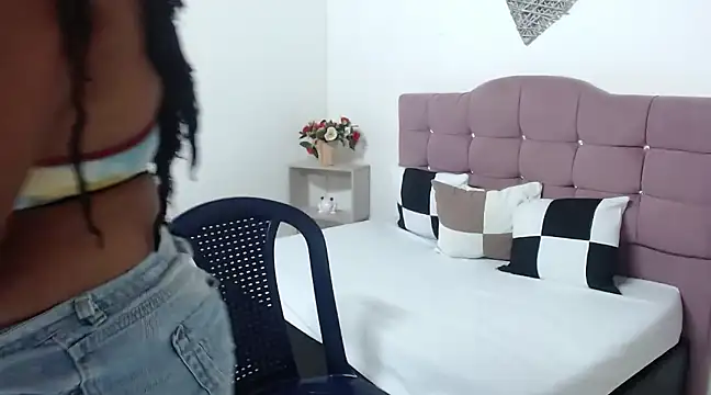 Snapshot of CanelaFierce chatting on March 22, 2025, 12:25 pm CanelaFierce online show from March 22, 2025, 12:25 pm