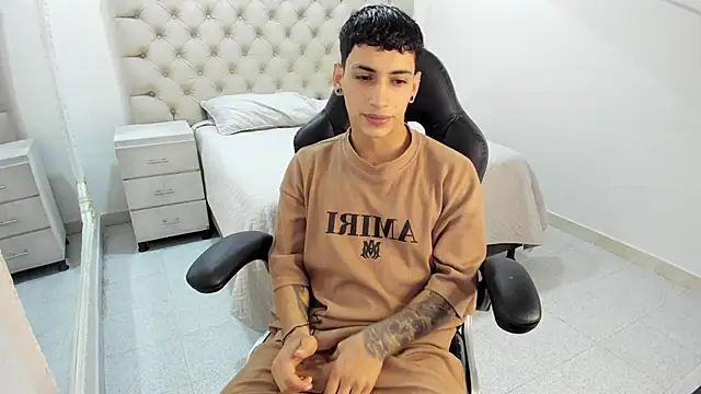 JhoanLeandro online show from October 31, 2025, 4:35 am