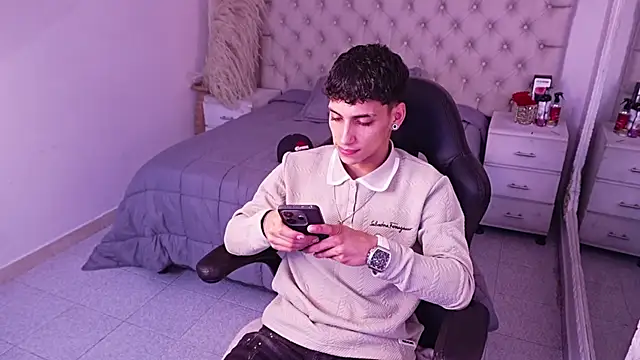 JhoanLeandro online show from April 14, 2026, 6:08 am