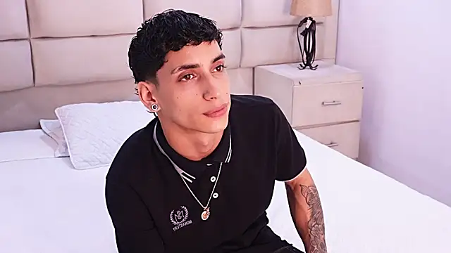 JhoanLeandro online show from May 10, 2026, 8:58 pm