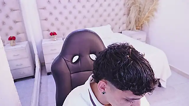 Snapshot of JhoanLeandro chatting on June 22, 2026, 5:37 am JhoanLeandro online show from June 22, 2026, 5:37 am