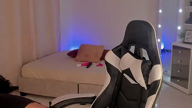 Snapshot of leahaltomm chatting on February 16, 2025, 7:05 pm leahaltomm online show from February 16, 2025, 7:05 pm