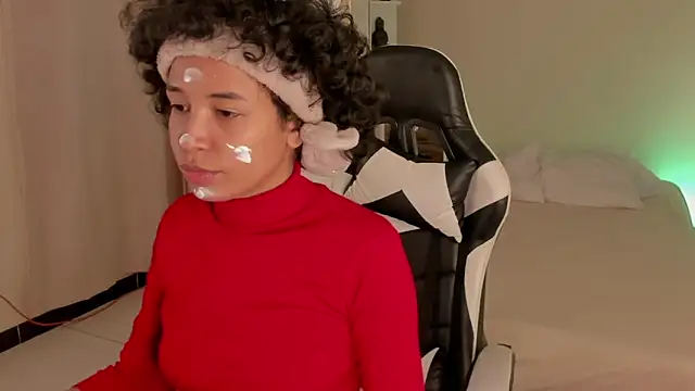 Snapshot of leahaltomm chatting on March 1, 2025, 7:04 pm leahaltomm online show from March 1, 2025, 7:04 pm