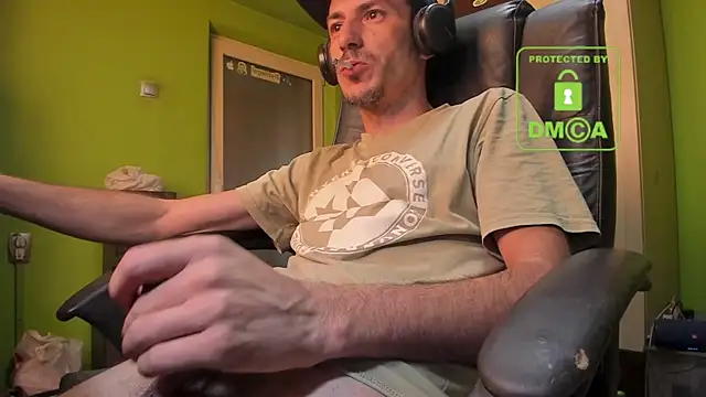 Snapshot of BigCumShoot chatting on January 2, 2025, 8:39 am BigCumShoot online show from January 2, 2025, 8:39 am