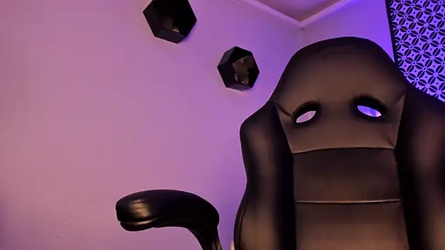 Gigi Strawberry online show from March 11, 2025, 7:58 am