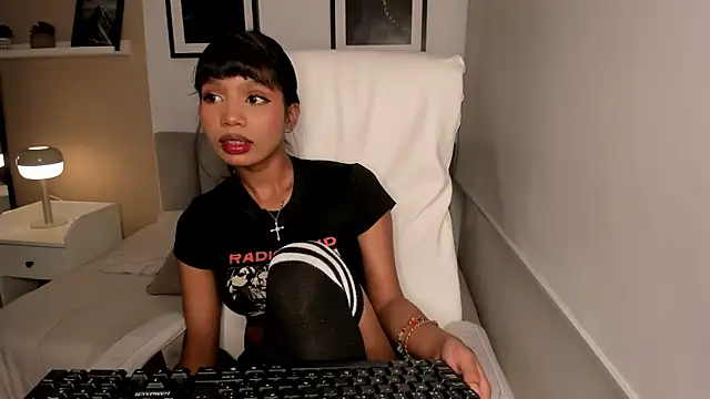 Gigi Strawberry online show from October 16, 2025, 4:46 am