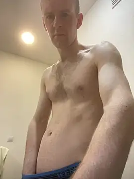 LynnAhNight online show from April 22, 2026, 3:09 am