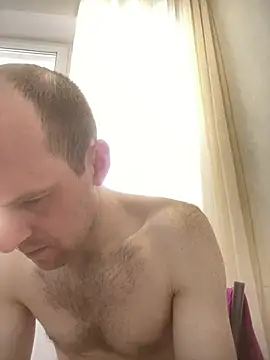 LynnAhNight online show from April 25, 2026, 4:48 am