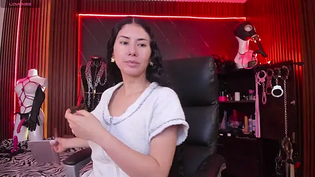 XiaQueen online show from December 17, 2025, 1:17 pm