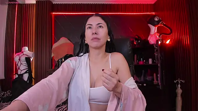 XiaQueen online show from December 19, 2025, 12:01 pm